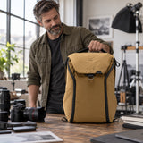 Peak Design Everyday Backpack 30L v2 – Coyote – illustrative photo (AI)