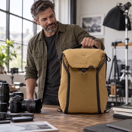 Peak Design Everyday Backpack 30L v2 – Coyote – fotografie ilustrativă (AI)