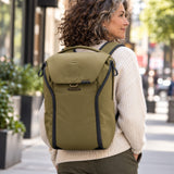 Peak Design Everyday Backpack 30L v2 – Kelp – fotografie ilustrativă (AI)