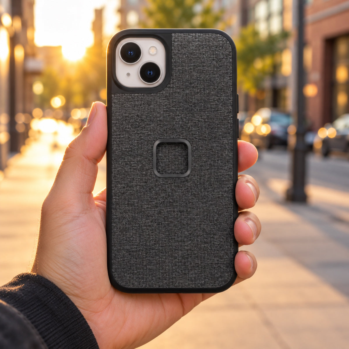 Peak Design Everyday Case iPhone 14 Plus – Charcoal – illustrative photo (AI)