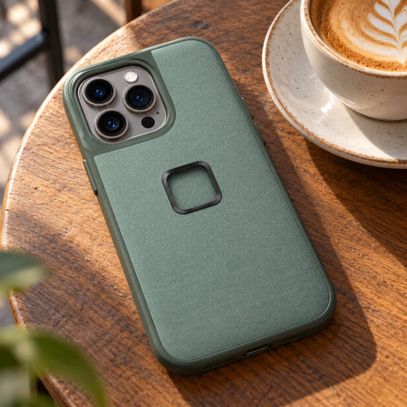 Peak Design Everyday Case iPhone 14 Pro Max – Sage – fotografie ilustrativă (AI)