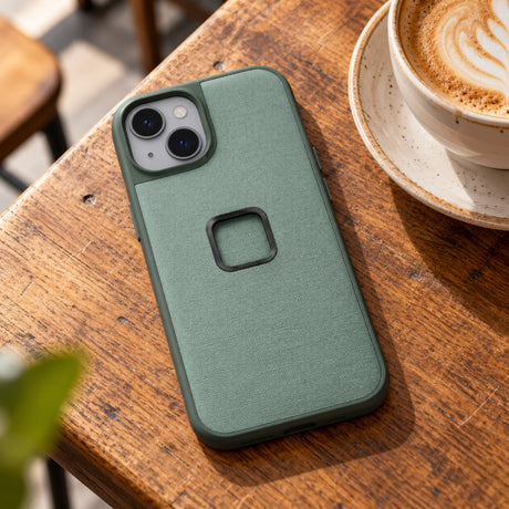 Peak Design Everyday Case iPhone 14 – Sage – fotografie ilustrativă (AI)