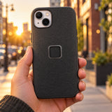 Peak Design Everyday Case iPhone 15 Plus – Charcoal – fotografie ilustrativă (AI)