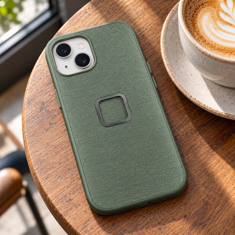 Peak Design Everyday Case iPhone 15 – Sage – fotografie ilustrativă (AI)