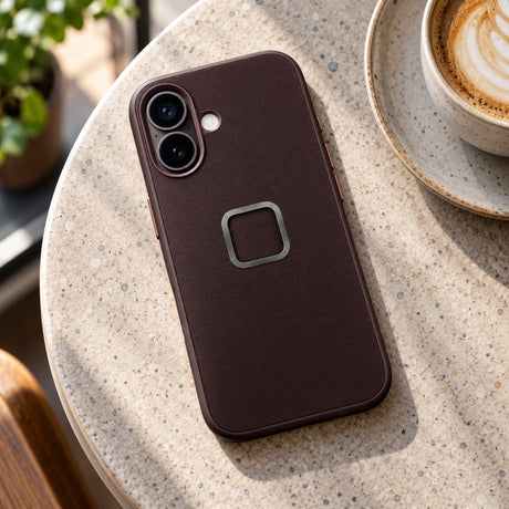Peak Design Everyday Case – iPhone 16 Standard – Eclipse – fotografie ilustrativă (AI)