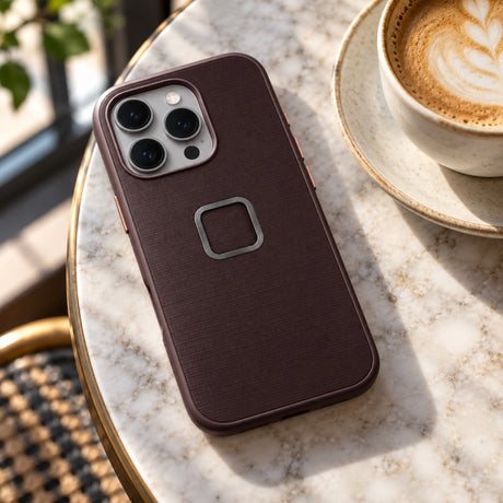 Peak Design Everyday Case iPhone 16 Pro – Eclipse – fotografie ilustrativă (AI)
