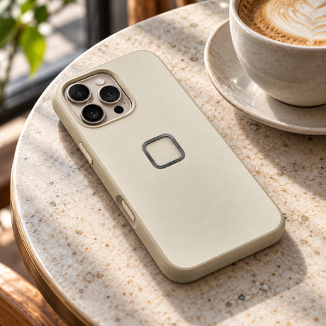 Peak Design Everyday Case iPhone 16 Pro Max – Bone – illustrative photo (AI)
