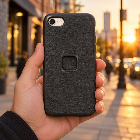 Peak Design Everyday Case iPhone SE – Charcoal – fotografie ilustrativă (AI)