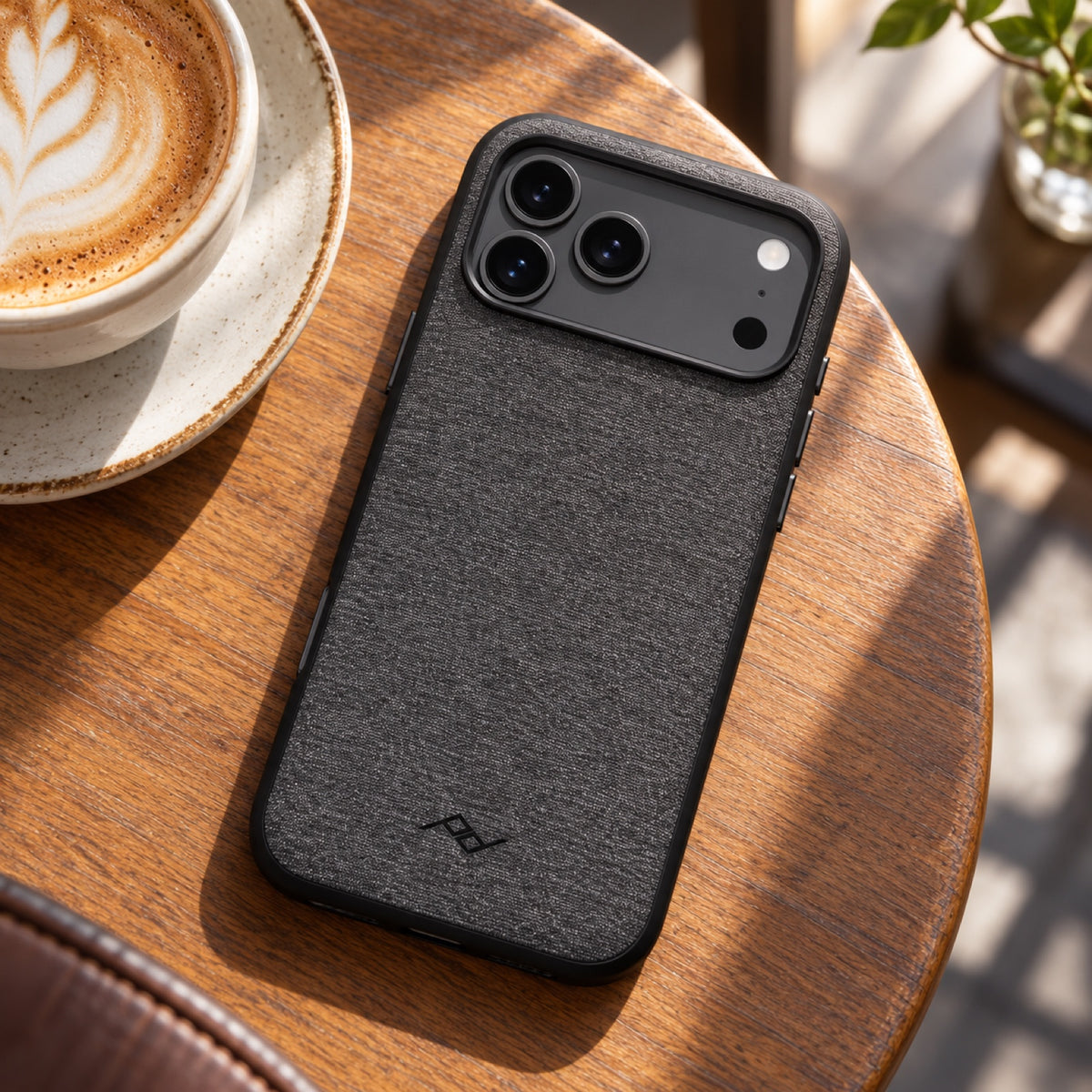 Peak Design Everyday Case Non-Slimlink iPhone 18 Pro Max – Charcoal – illustrative photo (AI)