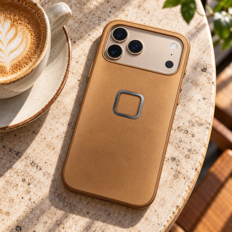Peak Design Everyday Clarino Case – iPhone 17 Pro Max – Tan – fotografie ilustrativă (AI)