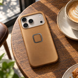 Peak Design Everyday Clarino Case – iPhone 17 Pro – Tan – fotografie ilustrativă (AI)