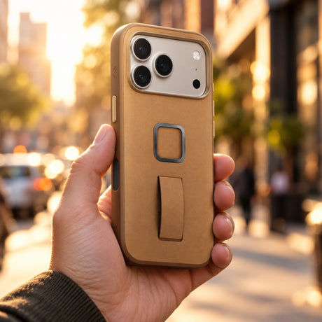Peak Design Everyday Clarino Loop Case – iPhone 17 Pro – Tan – fotografie ilustrativă (AI)