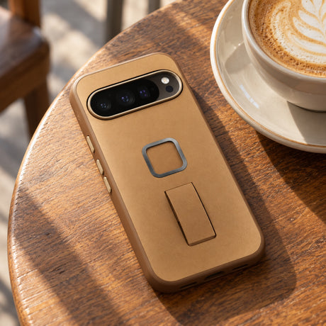 Peak Design Everyday Clarino Loop Case – Pixel 10 Standard and Pro – Tan – fotografie ilustrativă (AI)