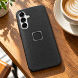 Peak Design Everyday Case Fabric Samsung Galaxy S25+ – Charcoal – fotografie ilustrativă (AI)
