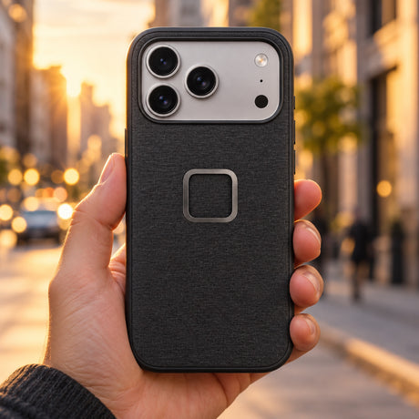 Peak Design Everyday Fabric Case – iPhone 17 Pro – Charcoal – fotografie ilustrativă (AI)