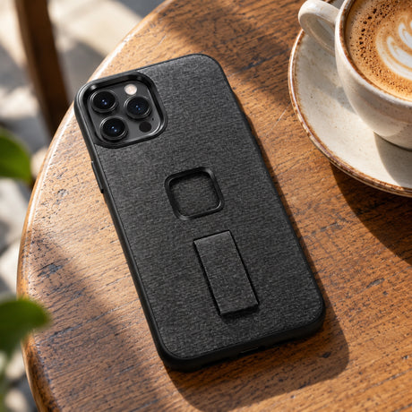 Peak Design Everyday Loop Case iPhone 12 Pro Max – Charcoal – fotografie ilustrativă (AI)