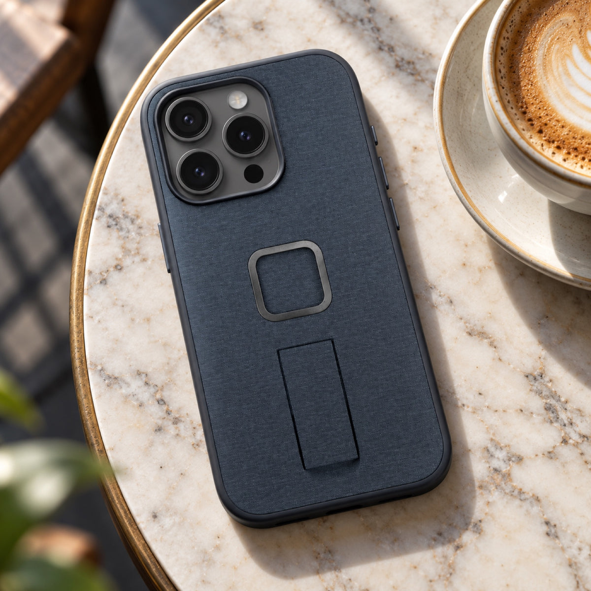 Peak Design Everyday Loop Case iPhone 15 Pro v2 – Midnight – fotografie ilustrativă (AI)