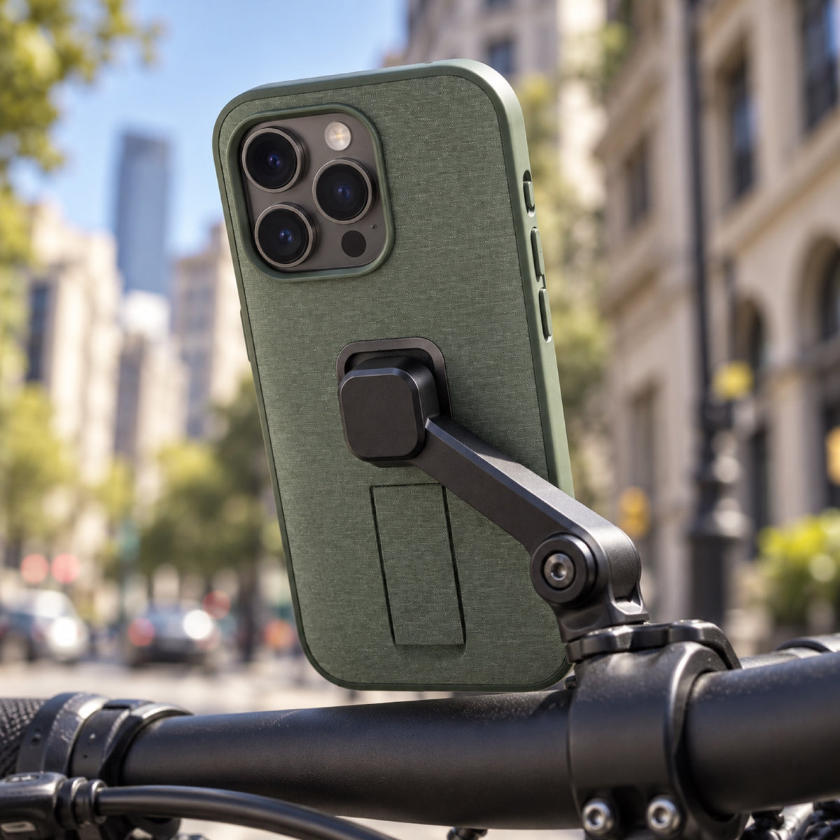 Peak Design Everyday Loop Case iPhone 15 Pro v2 – Sage – illustrative photo (AI)