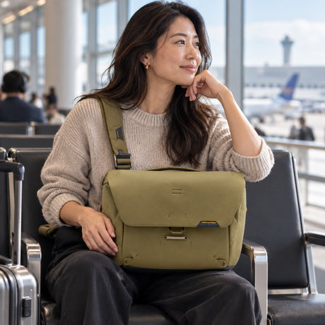 Peak Design Everyday Messenger 13L – Kelp – fotografie ilustrativă (AI)
