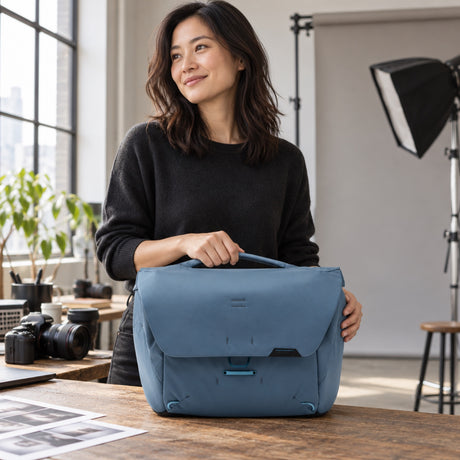 Peak Design Everyday Messenger 13L – Ocean – fotografie ilustrativă (AI)