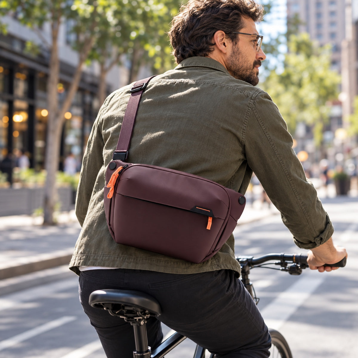 Peak Design Everyday Sling 6L – Eclipse – illustrative photo (AI)