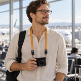 Peak Design Form curea de piele pentru aparat foto, de gât – Amber – fotografie ilustrativă (AI)
