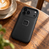 Peak Design GNAR Case – iPhone 17 Pro – Black – illustrative photo (AI)