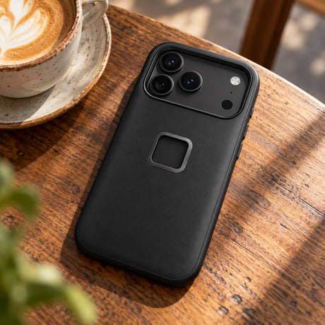 Peak Design GNAR Case – iPhone 17 Pro – Black – fotografie ilustrativă (AI)