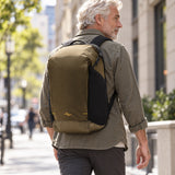 Peak Design Outdoor Backpack 18L Zip – Kelp – fotografie ilustrativă (AI)