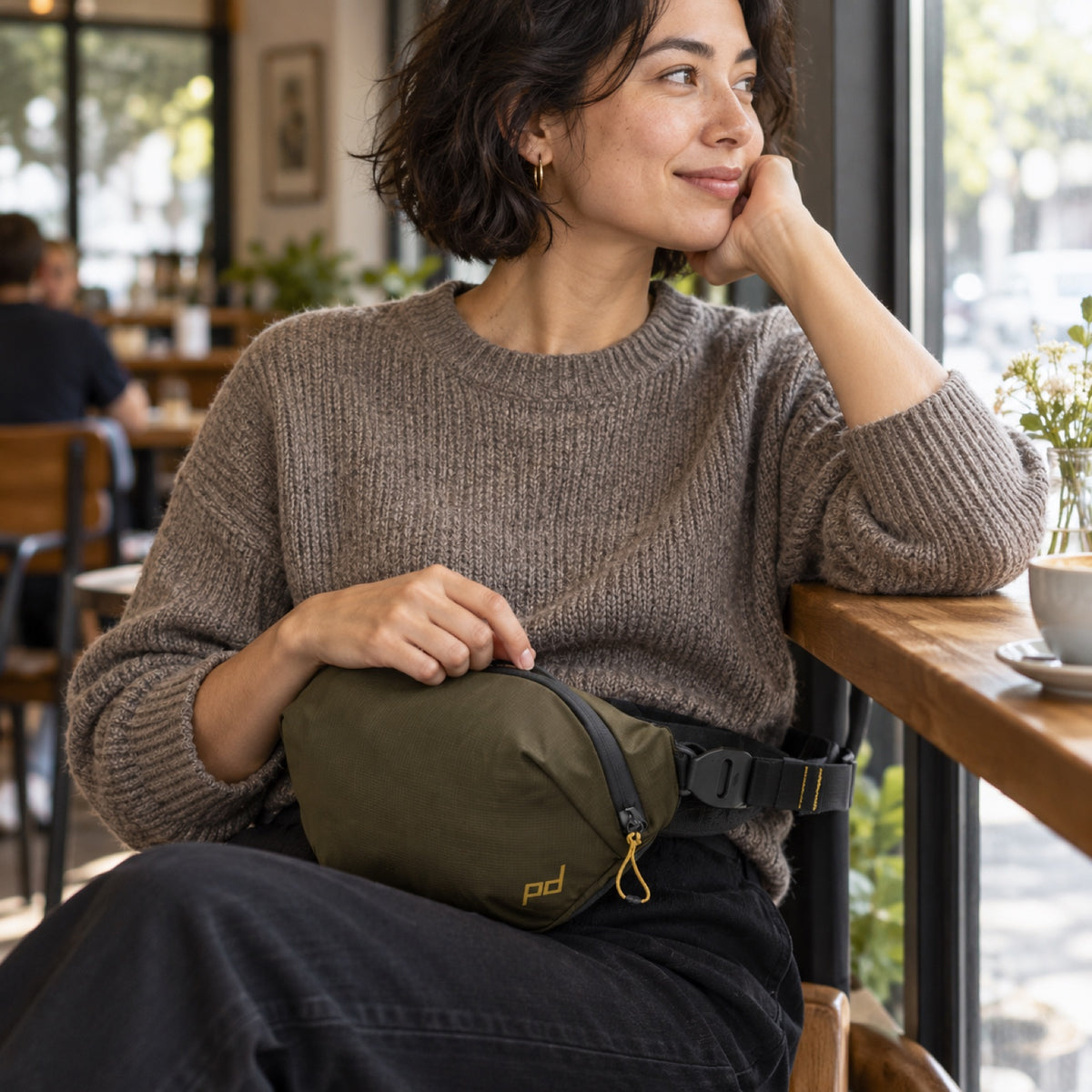 Peak Design Outdoor Sling 2L – Kelp – fotografie ilustrativă (AI)