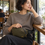 Peak Design Outdoor Sling 2L – Kelp – fotografie ilustrativă (AI)