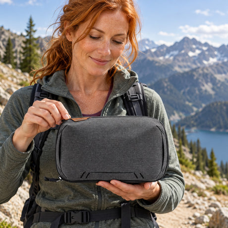 Peak Design Tech Pouch v2 – Charcoal – fotografie ilustrativă (AI)