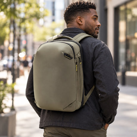 Peak Design Travel Backpack 20L – Stone – fotografie ilustrativă (AI)