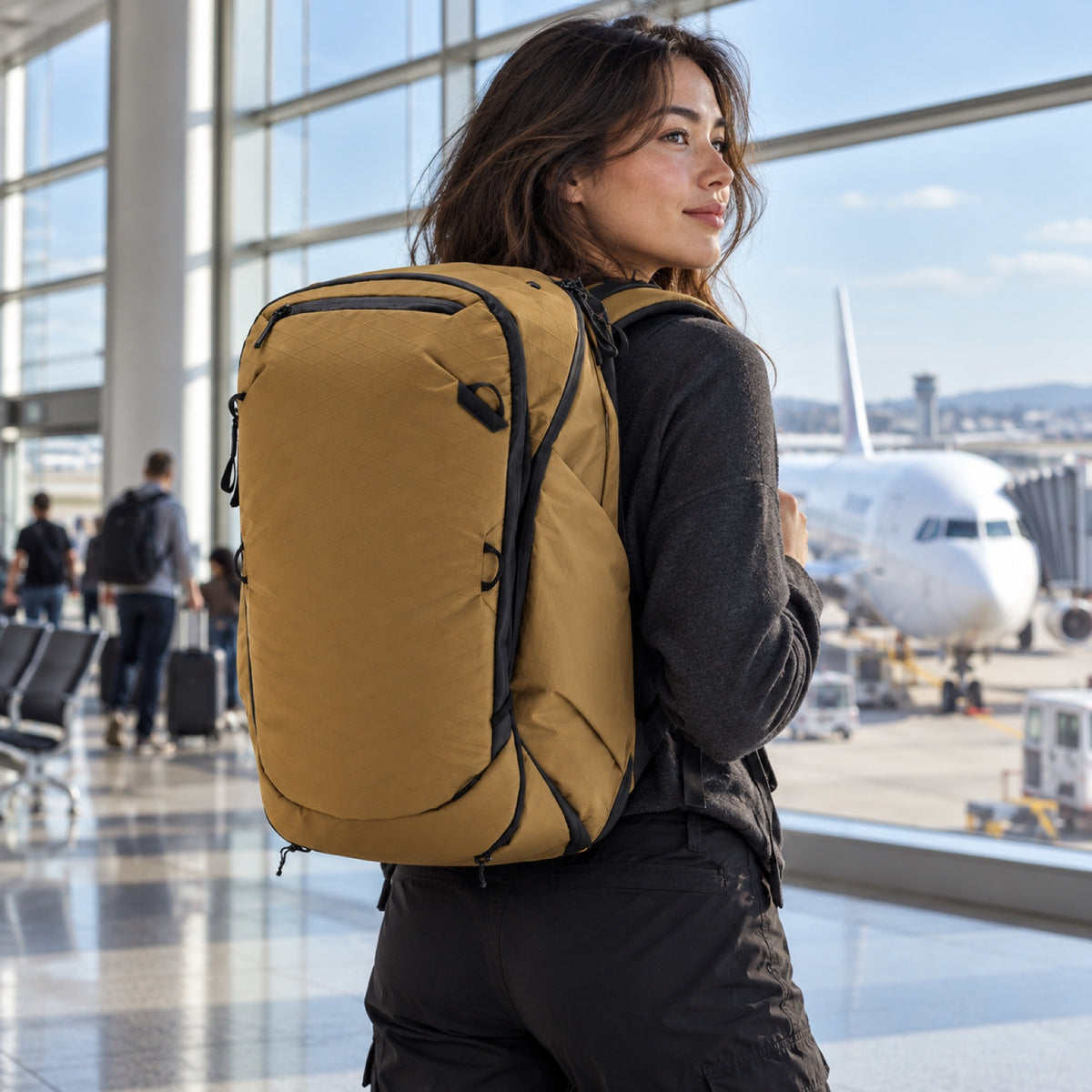 Peak Design Travel Backpack 45L – Coyote – fotografie ilustrativă (AI)