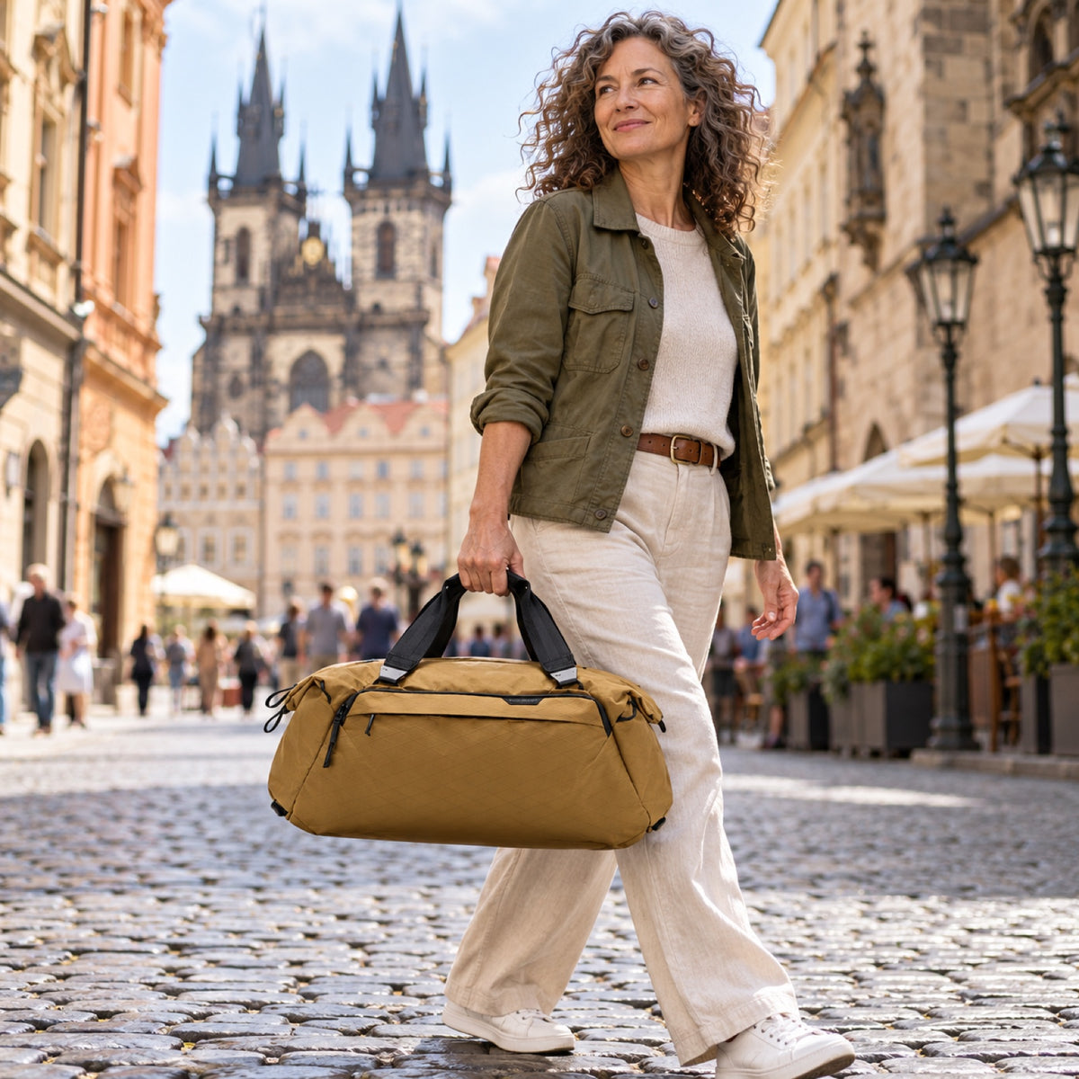 Peak Design Travel Duffel 35L – Coyote – fotografie ilustrativă (AI)