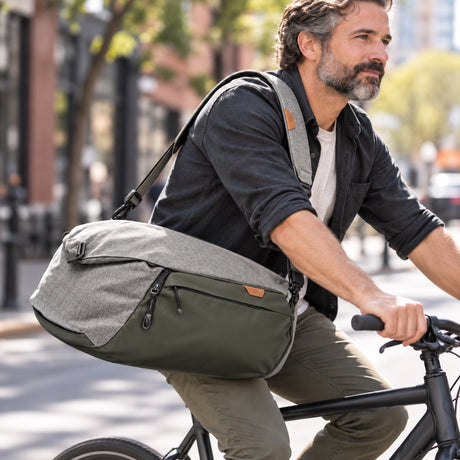 Peak Design Travel Duffel 80L – Sage – fotografie ilustrativă (AI)