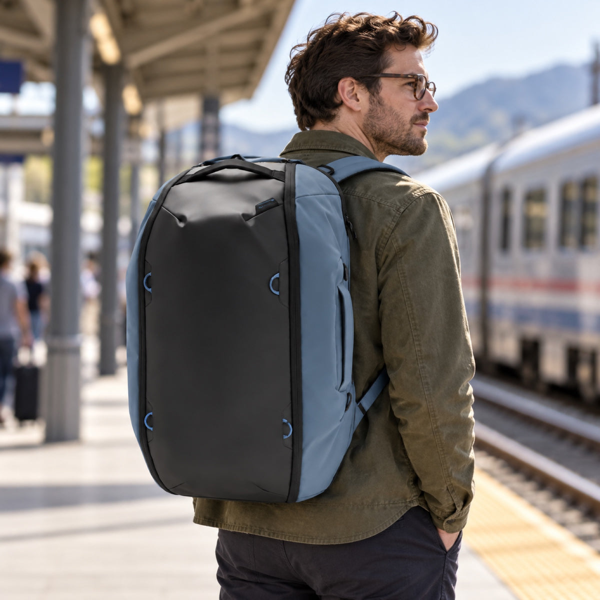 Peak Design Travel Duffelpack 65L – Ocean – fotografie ilustrativă (AI)
