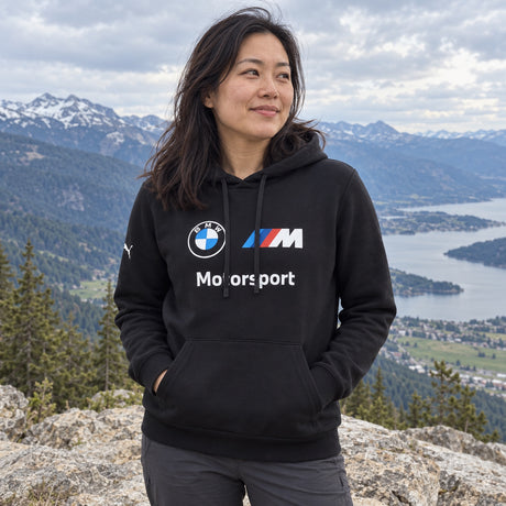 BMW Motorsport Casual Hoodie – Black – ilustrační foto 2 (AI)