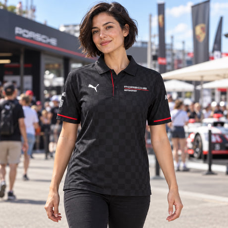 Tricou polo de echipă Porsche Motorsport cu logo-urile sponsorilor – fotografie ilustrativă (AI)