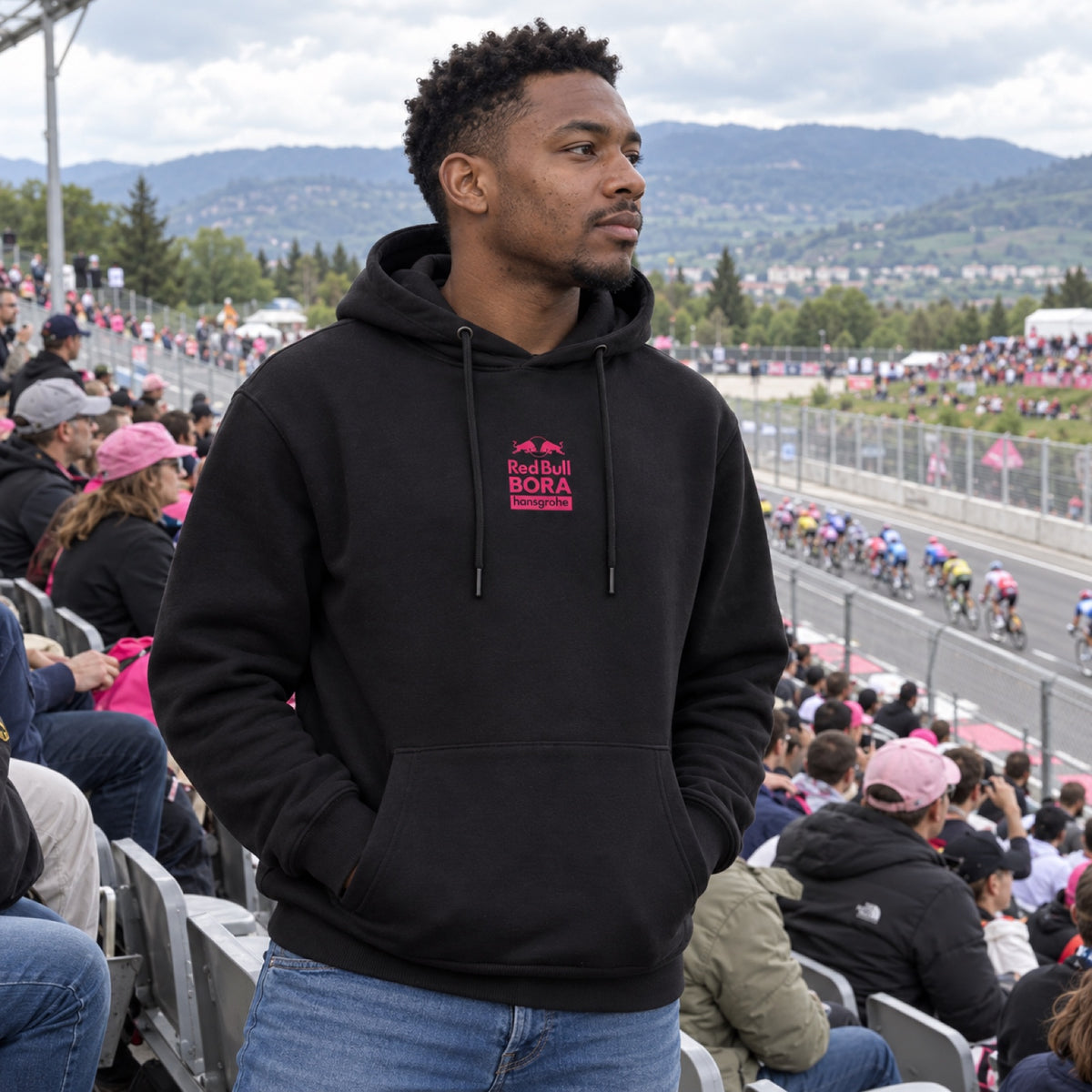 Red Bull Bora Hansgrohe Hoodie – GIRO D'ITALIA Edition – ilustrační foto (AI)