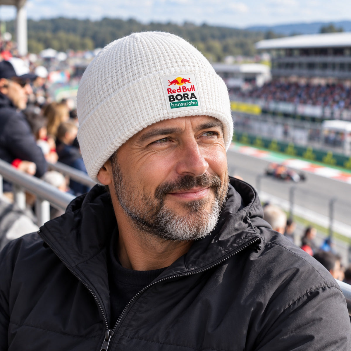 Căciulă casual Red Bull Bora Hansgrohe cu logo – albă – fotografie ilustrativă (AI)