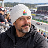 Căciulă casual Red Bull Bora Hansgrohe cu logo – albă – fotografie ilustrativă (AI)