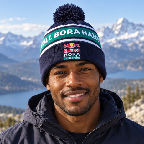 Căciulă cu pompon Red Bull Bora Hansgrohe cu logo – bleumarin – fotografie ilustrativă (AI)