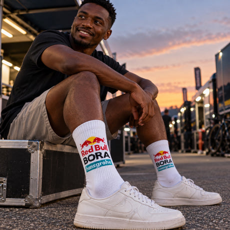 Șosete sport Red Bull Bora Hansgrohe cu logo – fotografie ilustrativă (AI)