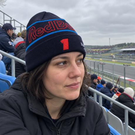 Max Verstappen Red Bull Racing F1 Team Beanie – Navy Blue – ilustrační foto 2 (AI)