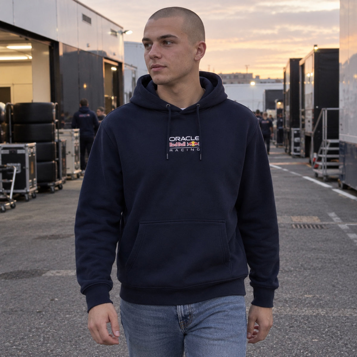 Oracle Red Bull Racing RACING Edition Hoodie with Logo – Navy Blue – ilustrační foto (AI)