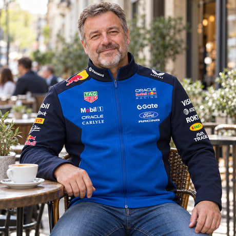 Geacă softshell de echipă Oracle Red Bull Racing cu logo-urile sponsorilor – fotografie ilustrativă (AI)