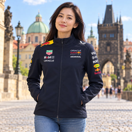 Geacă softshell de echipă Oracle Red Bull Racing cu logo-urile sponsorilor – fotografie ilustrativă (AI)