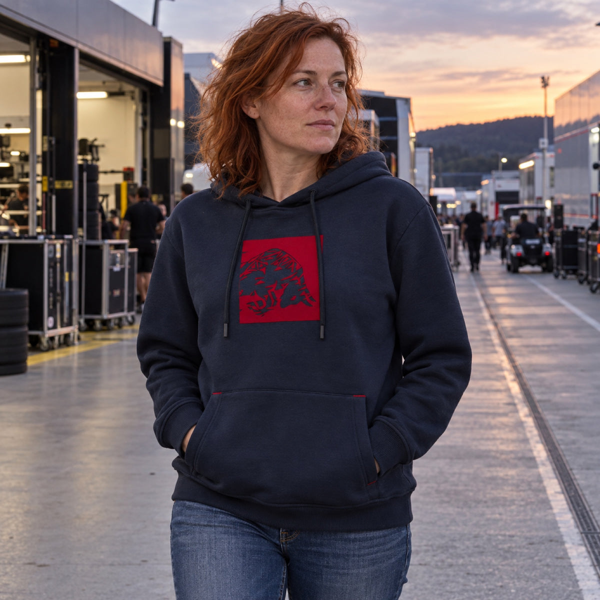 Red Bull Ring CORE Casual Hoodie with RRI Motif – ilustrační foto 2 (AI)