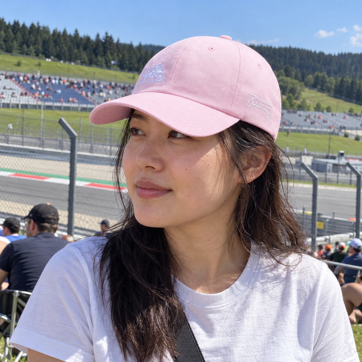 Red Bull Ring RRI Women's Cap – Pink – ilustrační foto (AI)